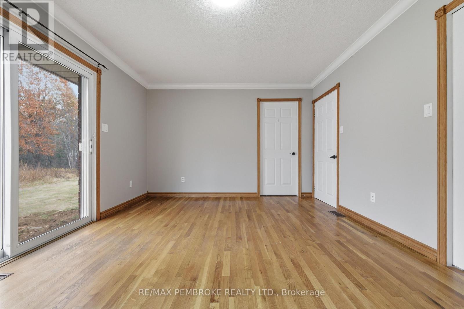 1778 Forest Lea Road, Laurentian Valley, Ontario  K8A 6W6 - Photo 4 - X12481415