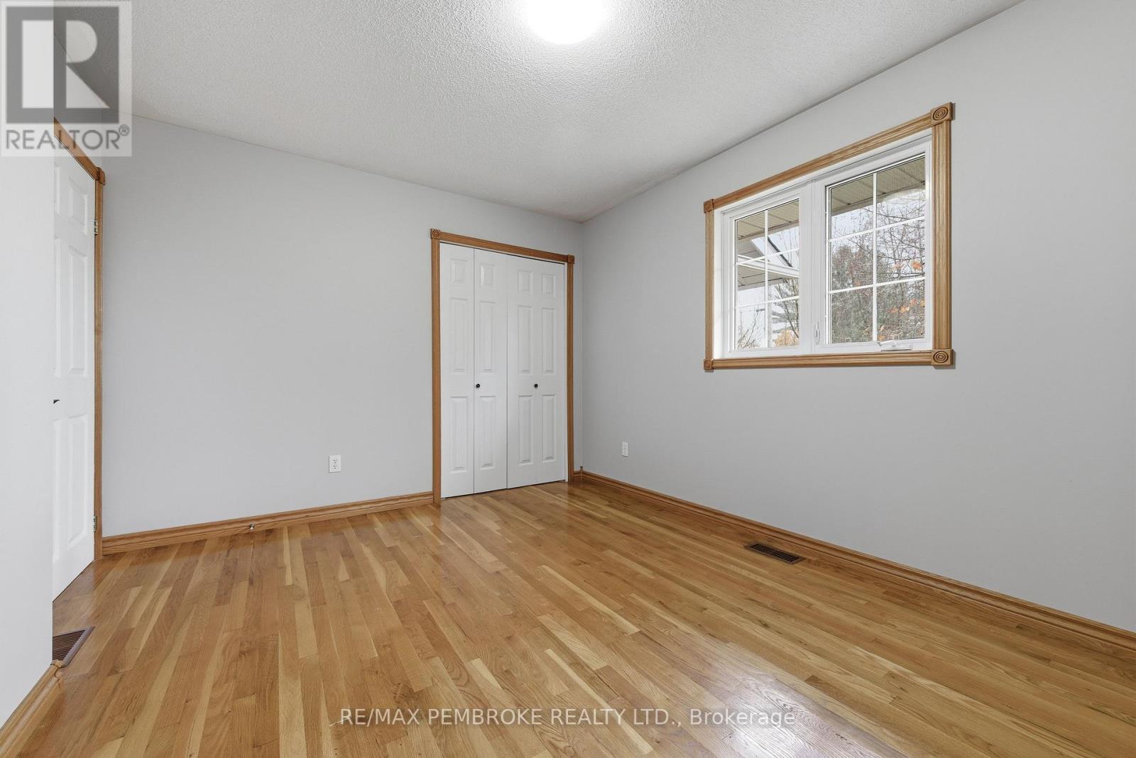 1778 Forest Lea Road, Laurentian Valley, Ontario  K8A 6W6 - Photo 6 - X12481415