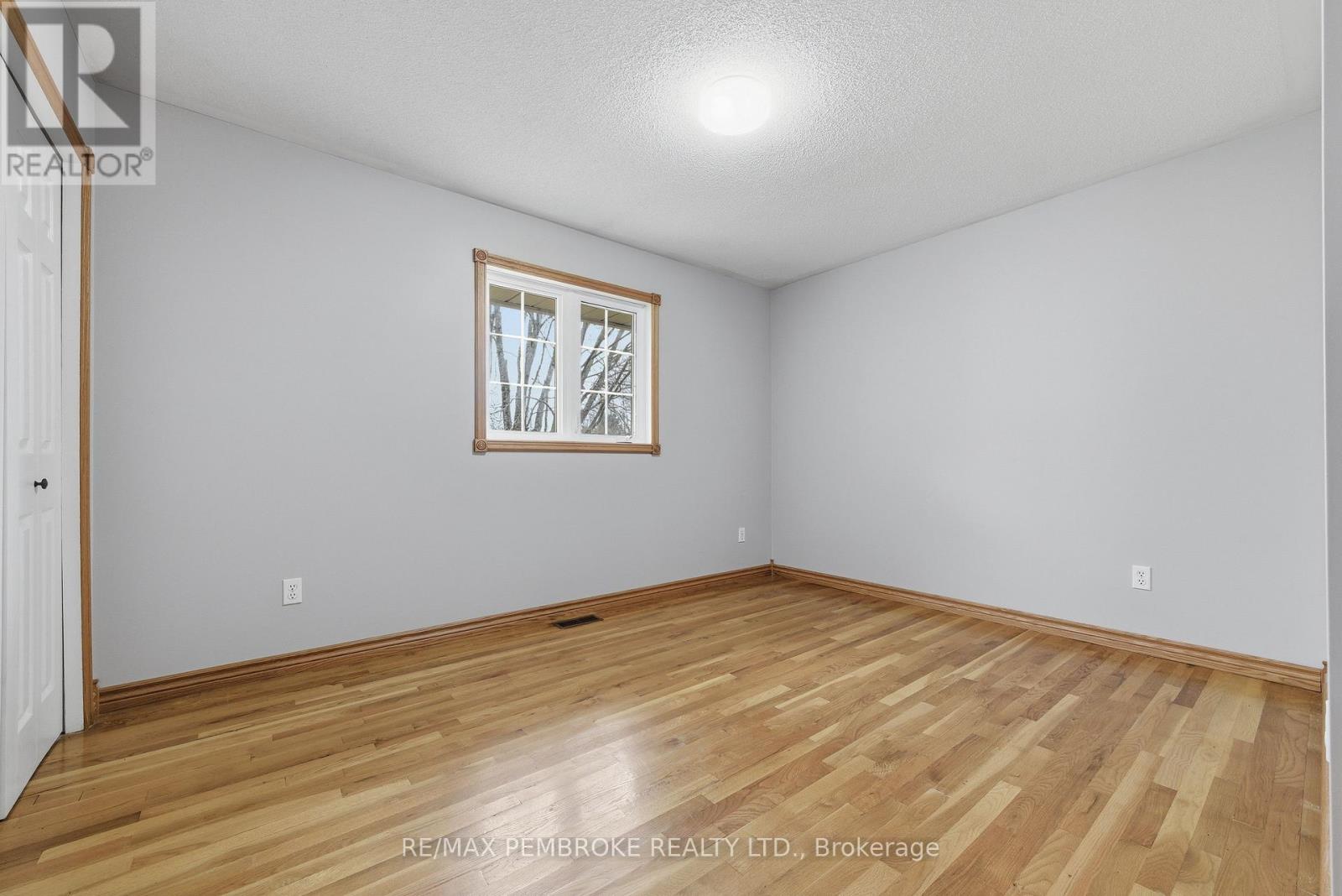 1778 Forest Lea Road, Laurentian Valley, Ontario  K8A 6W6 - Photo 7 - X12481415