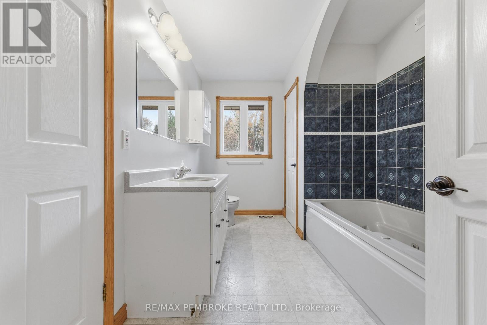 1778 Forest Lea Road, Laurentian Valley, Ontario  K8A 6W6 - Photo 8 - X12481415