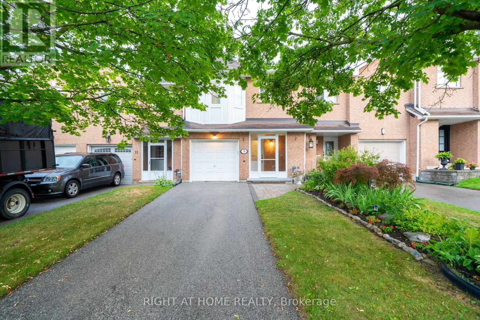 9 Royal Cedar Court, East Gwillimbury, Ontario  L9N 1R7 - Photo 4 - N12452342