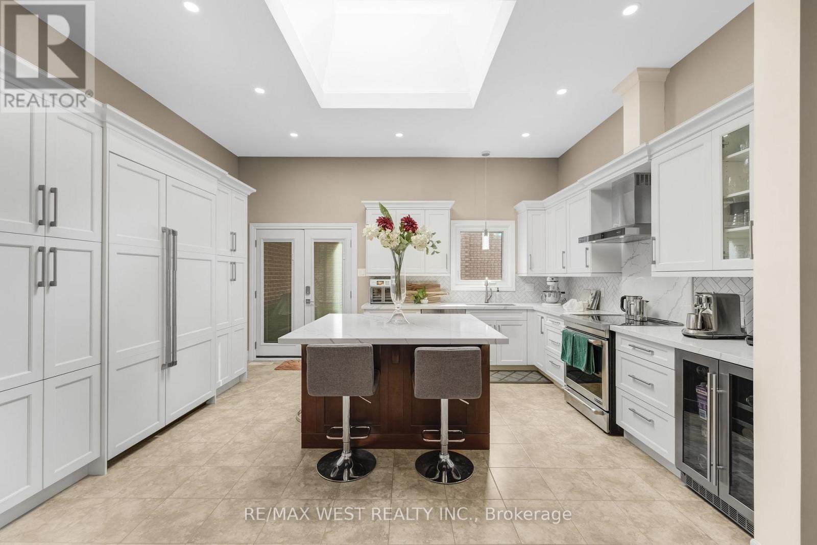 2388 Carlanne Place, Mississauga, Ontario  L5C 3C8 - Photo 2 - W12481344