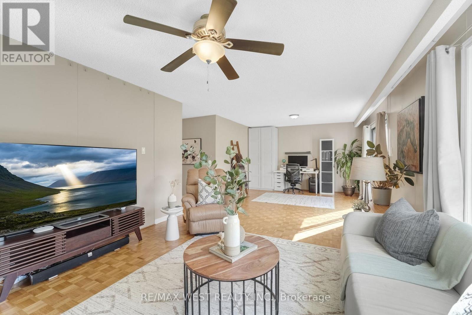 2388 Carlanne Place, Mississauga, Ontario  L5C 3C8 - Photo 4 - W12481344