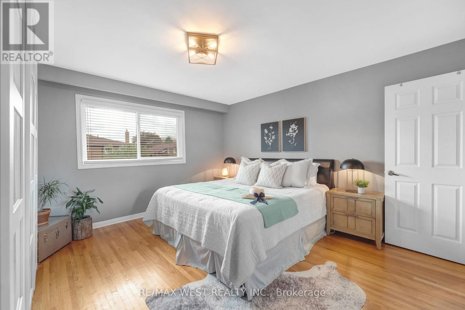 2388 Carlanne Place, Mississauga, Ontario  L5C 3C8 - Photo 5 - W12481344