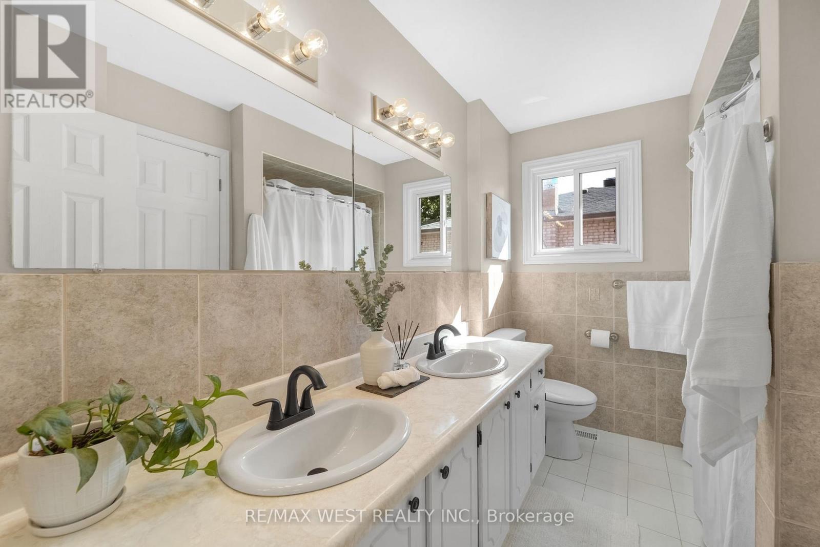 2388 Carlanne Place, Mississauga, Ontario  L5C 3C8 - Photo 6 - W12481344