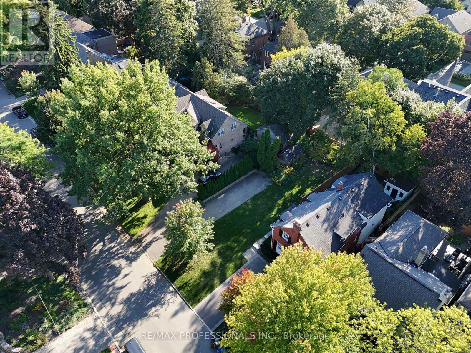 96 Dunedin Drive, Toronto, Ontario  M8X 2K5 - Photo 4 - W12481347