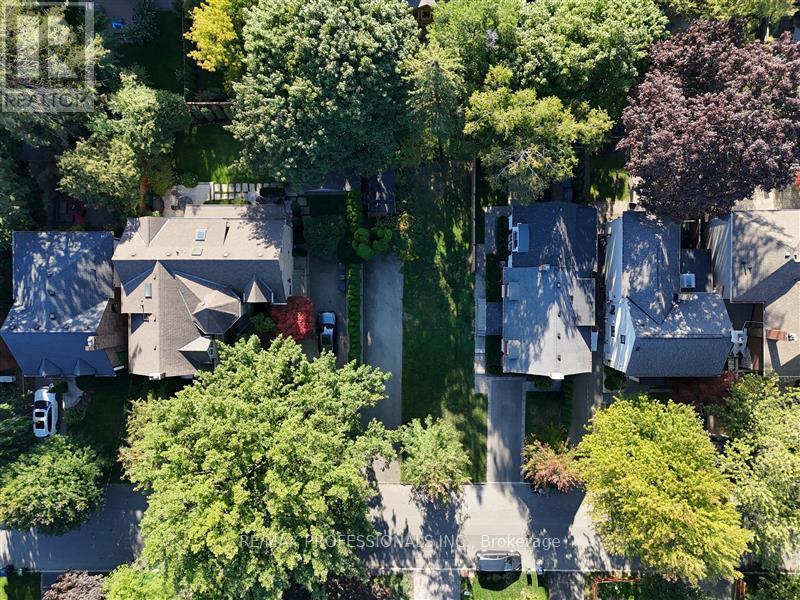 96 Dunedin Drive, Toronto, Ontario  M8X 2K5 - Photo 5 - W12481347