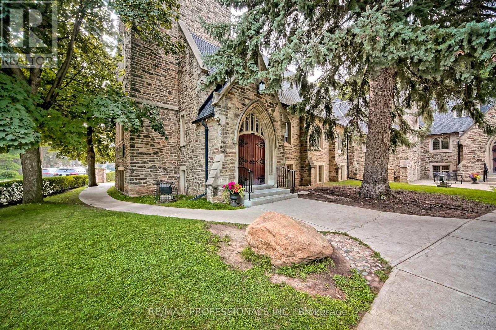 96 Dunedin Drive, Toronto, Ontario  M8X 2K5 - Photo 9 - W12481347