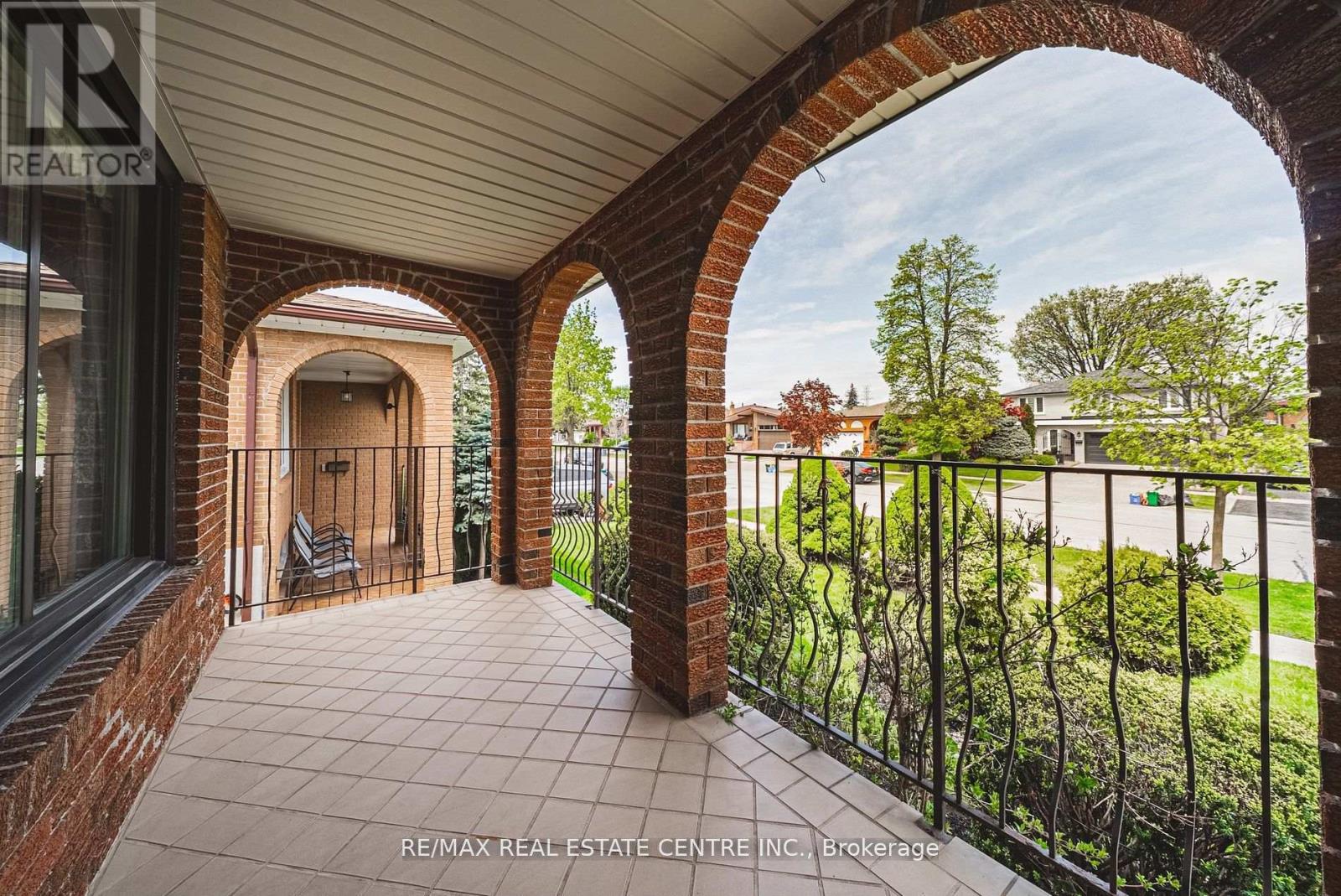 665 Woodbridge Avenue, Vaughan, Ontario  L4L 2T9 - Photo 4 - N12310349