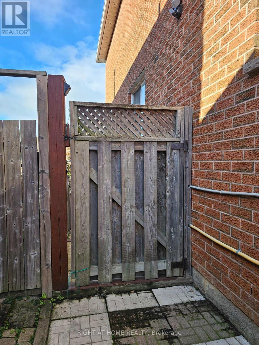 1137 Ewing Crescent, Mississauga, Ontario  L5V 1C1 - Photo 2 - W12478818