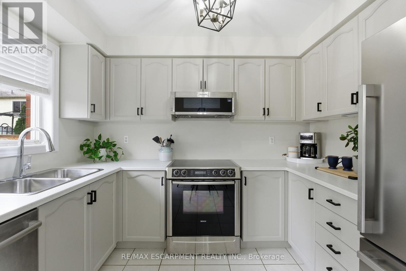9 Slater Court, Hamilton, Ontario  L8B 0K8 - Photo 11 - X12481322