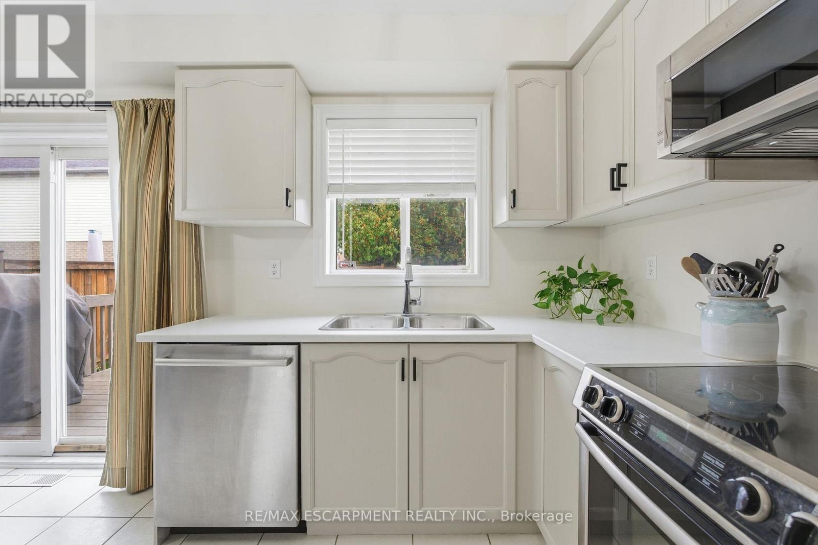 9 Slater Court, Hamilton, Ontario  L8B 0K8 - Photo 13 - X12481322
