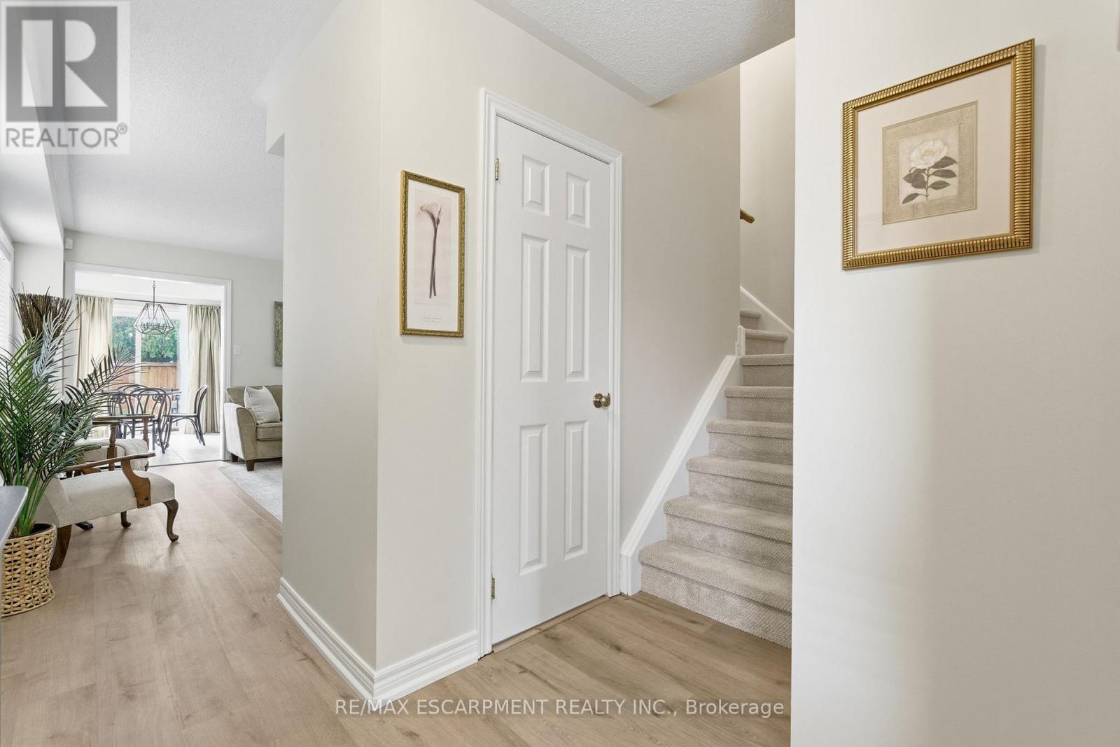 9 Slater Court, Hamilton, Ontario  L8B 0K8 - Photo 4 - X12481322