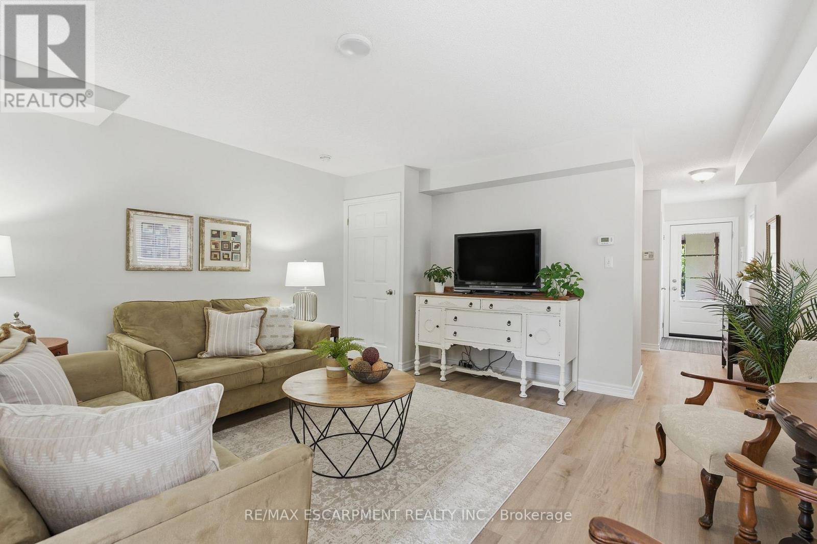 9 Slater Court, Hamilton, Ontario  L8B 0K8 - Photo 7 - X12481322