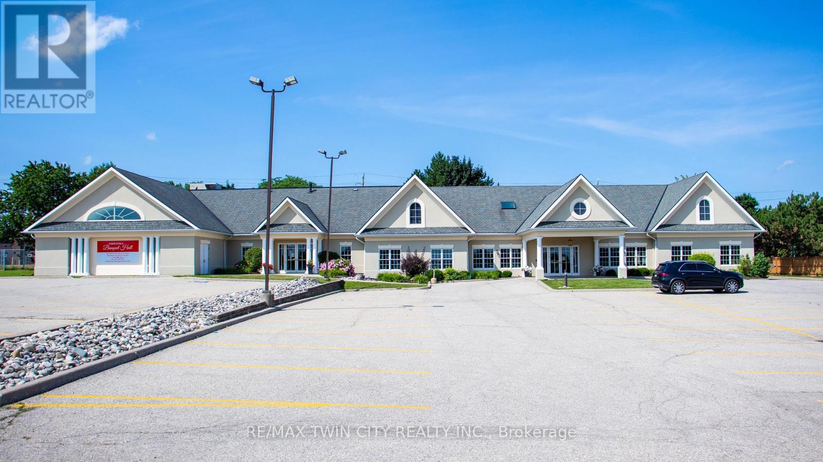 617 King Street N, Waterloo, Ontario  N2V 2N3 - Photo 1 - X12481346
