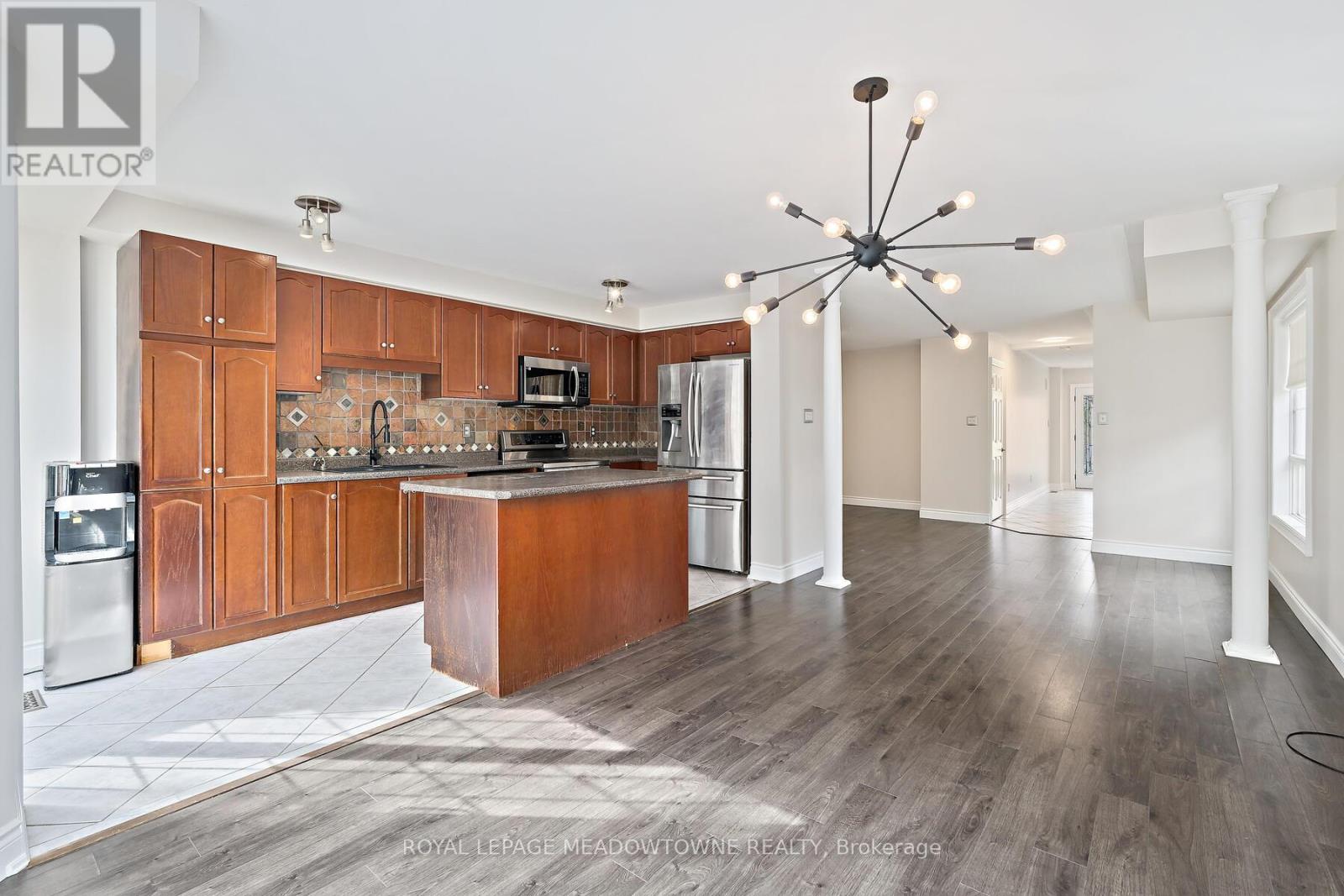 128 Dominion Gardens Drive, Halton Hills (Georgetown), Ontario  L7G 6B6 - Photo 10 - W12480194