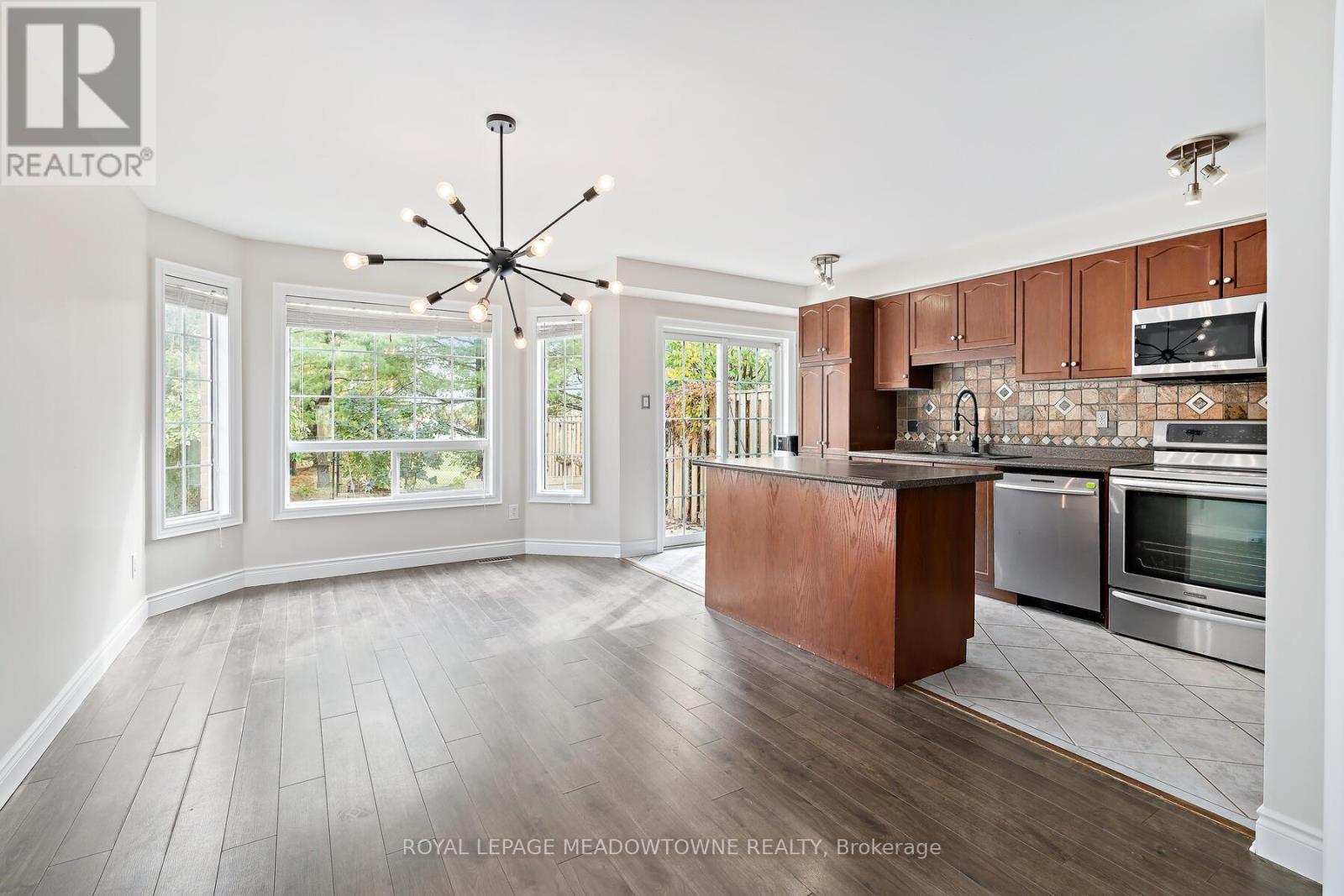 128 Dominion Gardens Drive, Halton Hills (Georgetown), Ontario  L7G 6B6 - Photo 4 - W12480194