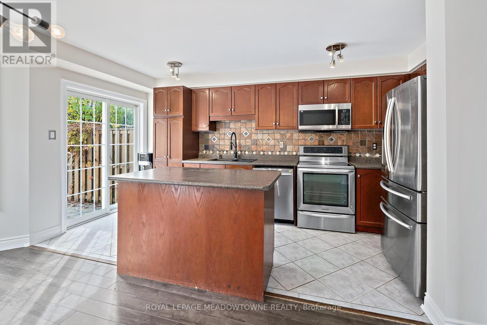 128 Dominion Gardens Drive, Halton Hills (Georgetown), Ontario  L7G 6B6 - Photo 11 - W12480194