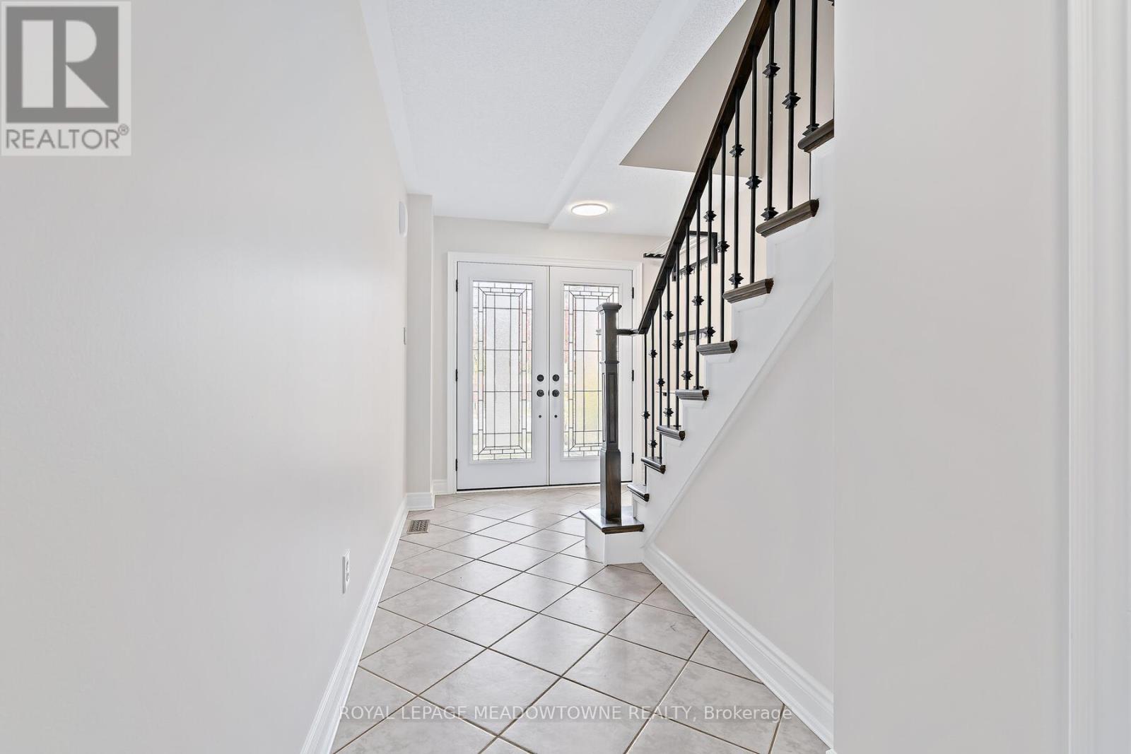 128 Dominion Gardens Drive, Halton Hills (Georgetown), Ontario  L7G 6B6 - Photo 3 - W12480194