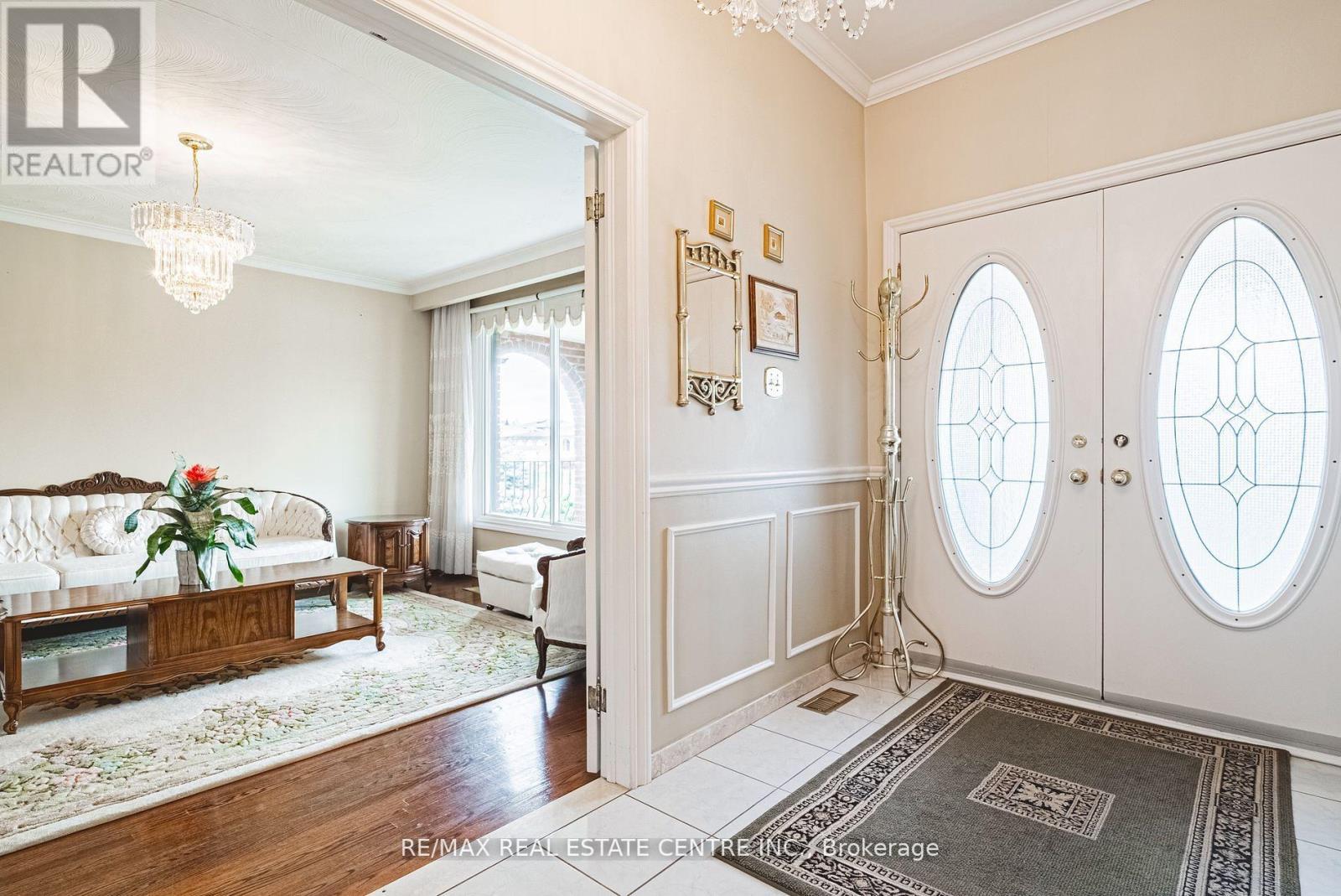 665 Woodbridge Avenue, Vaughan, Ontario  L4L 2T9 - Photo 11 - N12310349