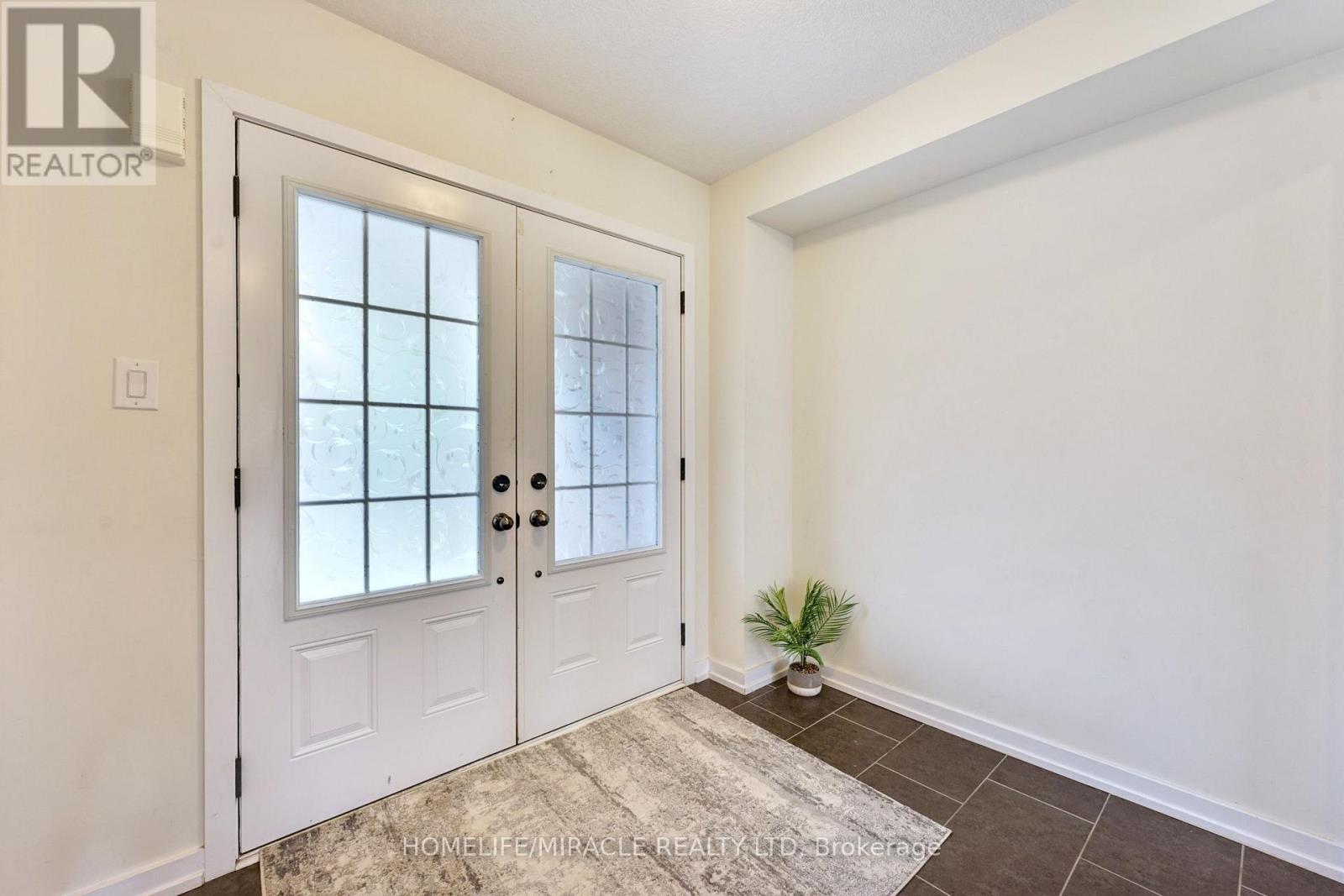 108 Golden Springs Drive, Brampton, Ontario  L7A 4N7 - Photo 4 - W12291563
