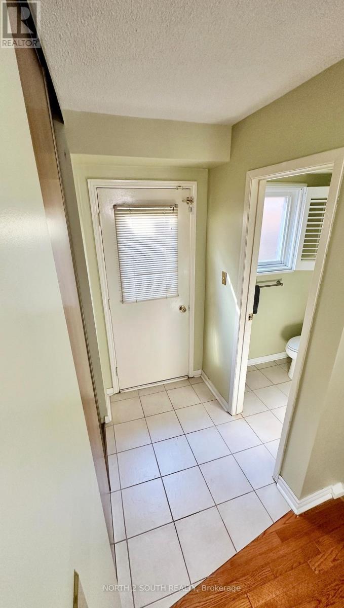 28 Lindridge Avenue, Brampton, Ontario  L6S 3X1 - Photo 6 - W12481410