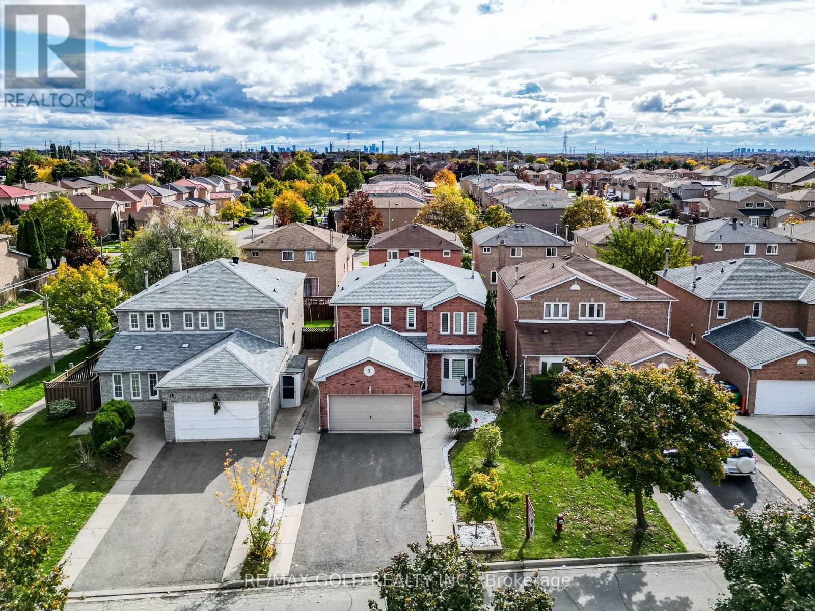 3 Hawkway Court, Brampton, Ontario  L6Y 4K7 - Photo 3 - W12481417