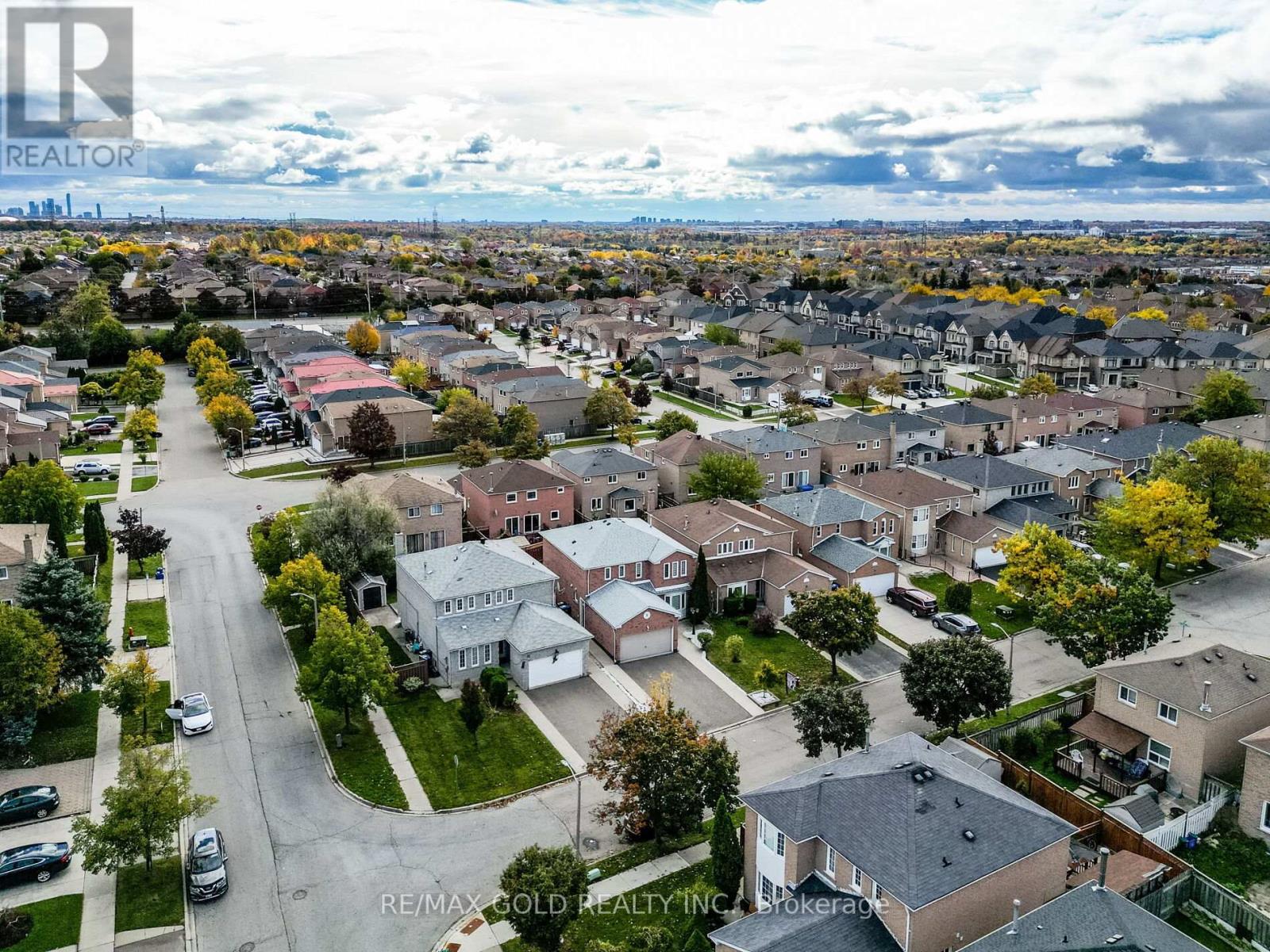 3 Hawkway Court, Brampton, Ontario  L6Y 4K7 - Photo 4 - W12481417
