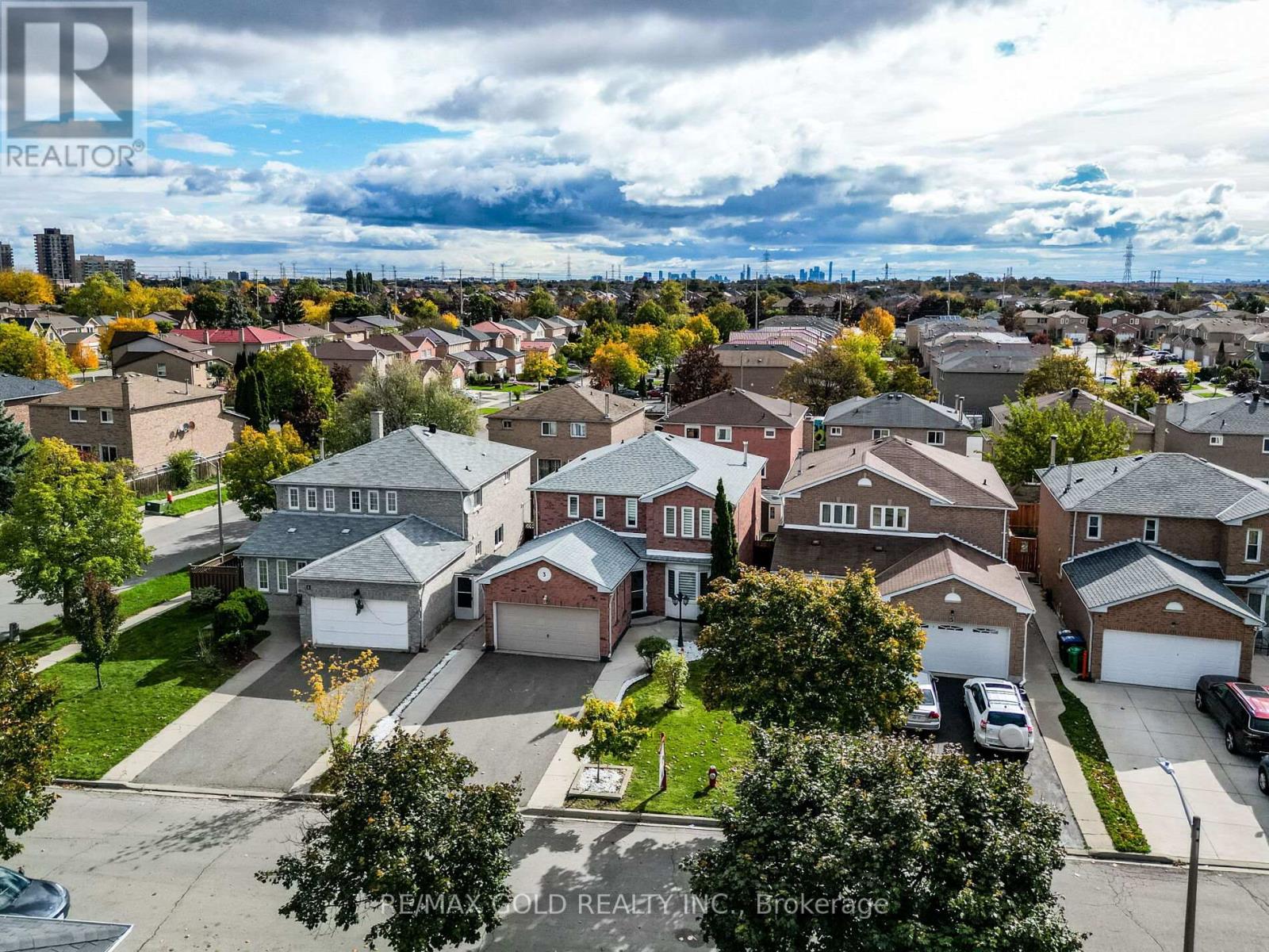 3 Hawkway Court, Brampton, Ontario  L6Y 4K7 - Photo 5 - W12481417