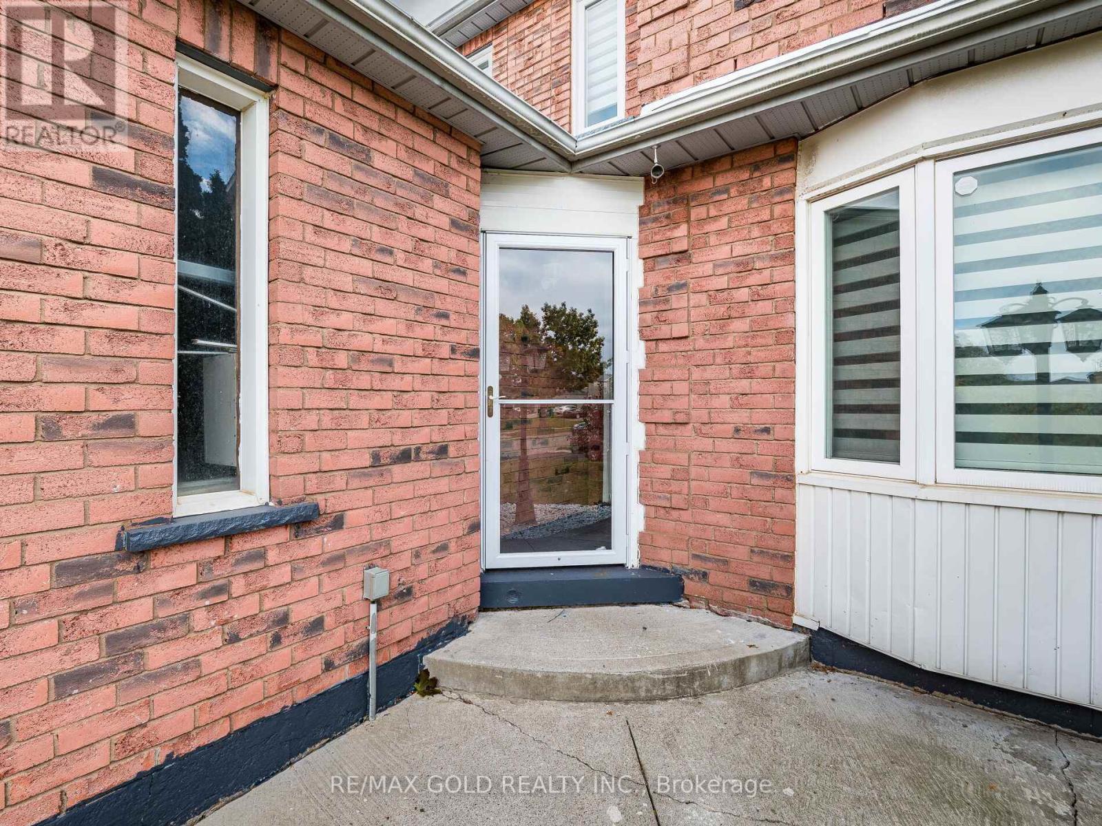 3 Hawkway Court, Brampton, Ontario  L6Y 4K7 - Photo 7 - W12481417