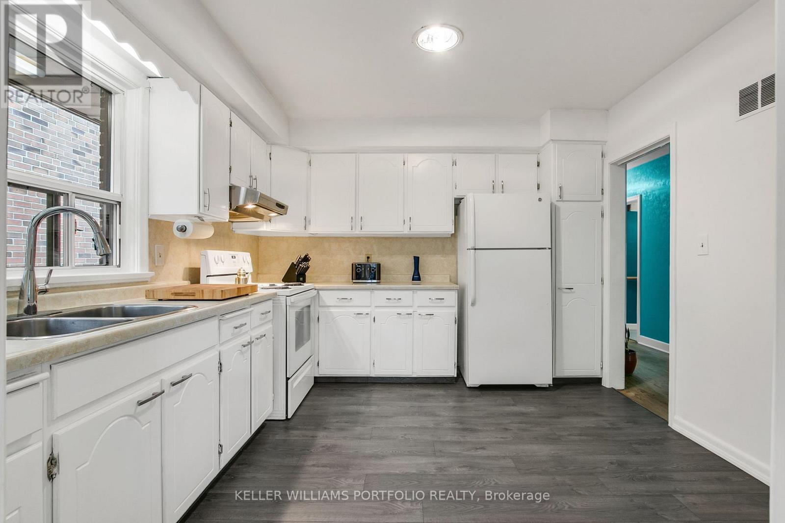 106 Botfield Avenue, Toronto, Ontario  M9B 4E5 - Photo 12 - W12475974