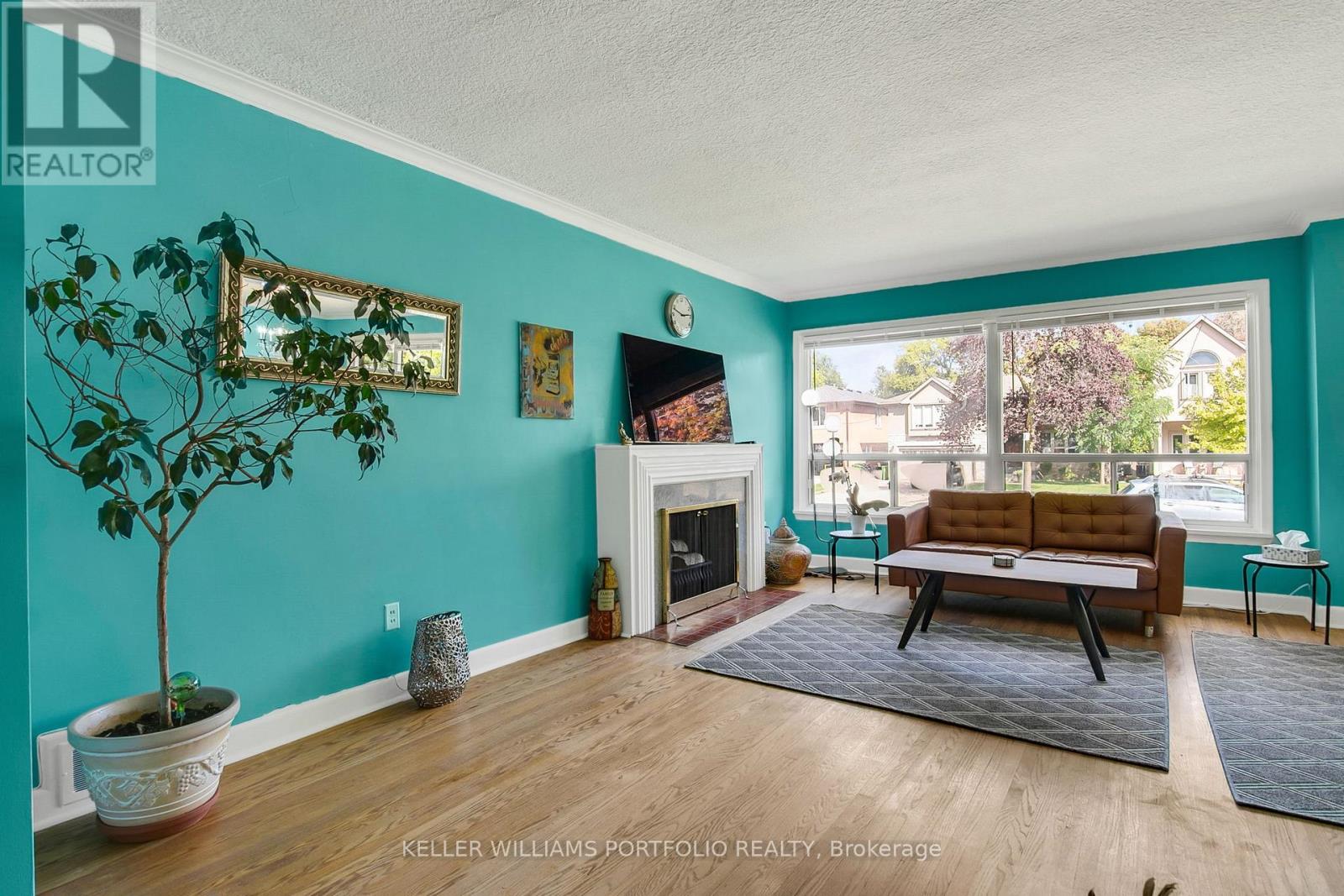 106 Botfield Avenue, Toronto, Ontario  M9B 4E5 - Photo 4 - W12475974