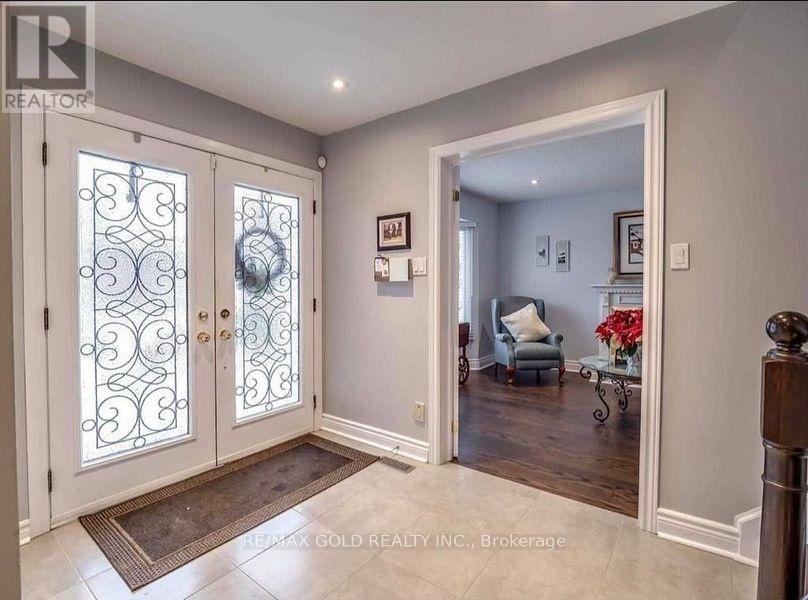 Upper - 40 Barr Crescent, Brampton, Ontario  L6Z 3E5 - Photo 2 - W12480219