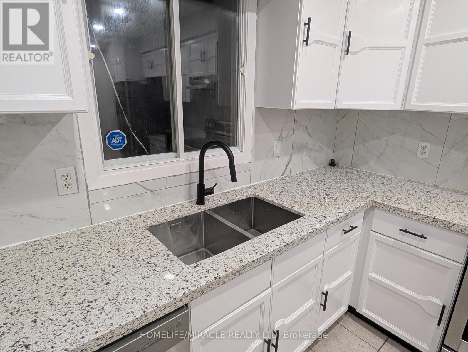 699 Classic Drive, London East, Ontario  N6W 5X1 - Photo 10 - X12481078