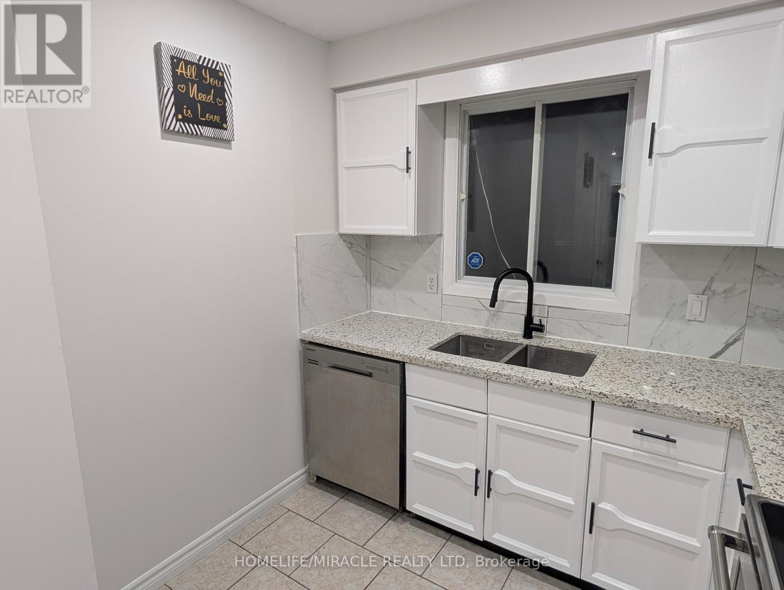 699 Classic Drive, London East, Ontario  N6W 5X1 - Photo 8 - X12481078