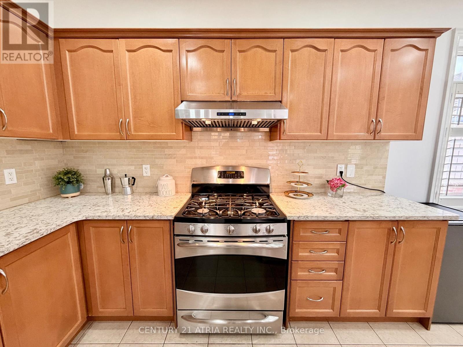 14 West Normandy Drive, Markham, Ontario  L6B 0A8 - Photo 8 - N12481475