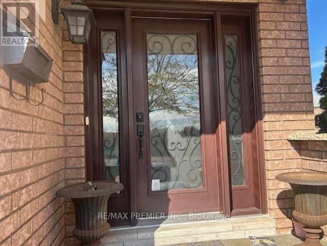 56 Isa Court, Vaughan, Ontario  L4H 1J4 - Photo 3 - N12481484