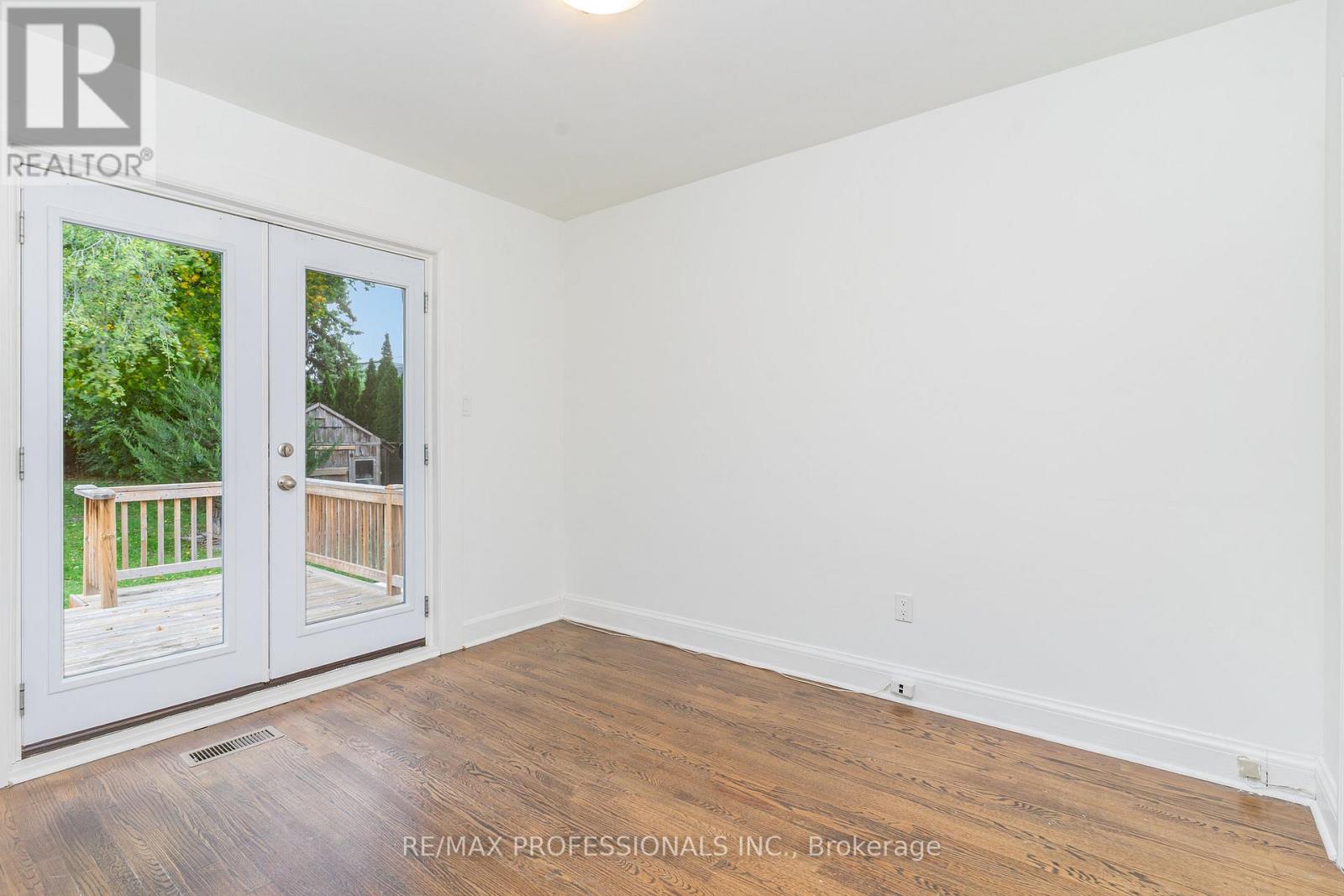6 Saralou Court, Toronto, Ontario  M9B 2G2 - Photo 11 - W12481451
