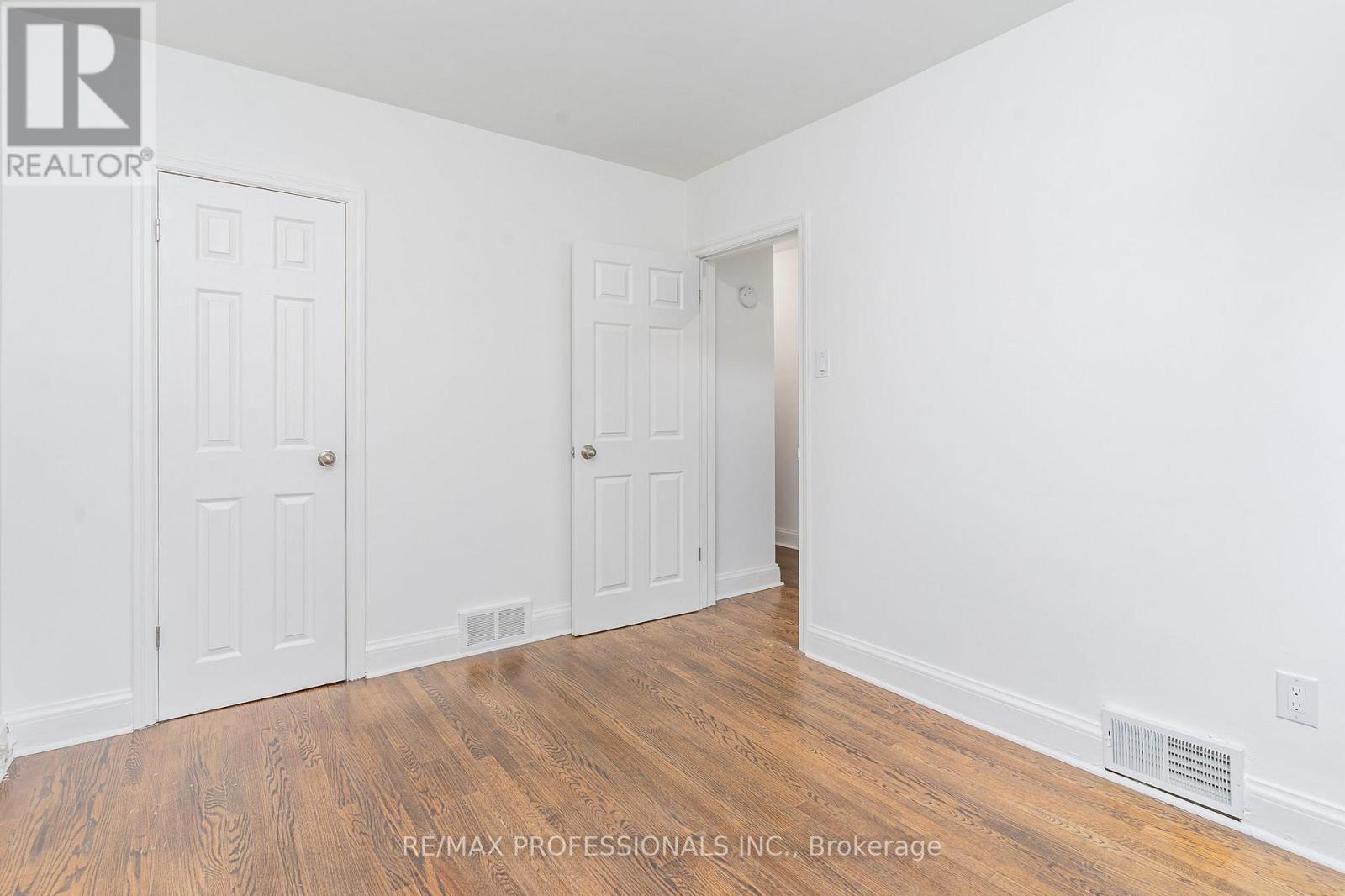 6 Saralou Court, Toronto, Ontario  M9B 2G2 - Photo 12 - W12481451