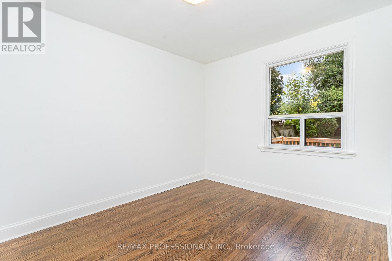 6 Saralou Court, Toronto, Ontario  M9B 2G2 - Photo 13 - W12481451