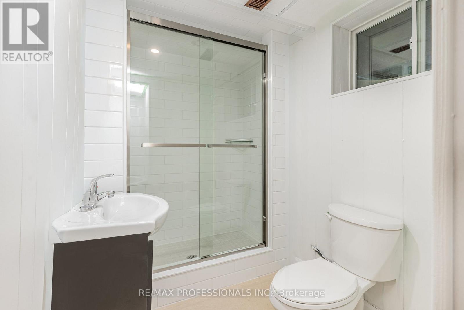 6 Saralou Court, Toronto, Ontario  M9B 2G2 - Photo 14 - W12481451