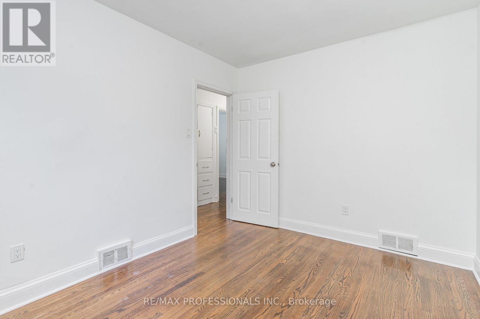 6 Saralou Court, Toronto, Ontario  M9B 2G2 - Photo 15 - W12481451