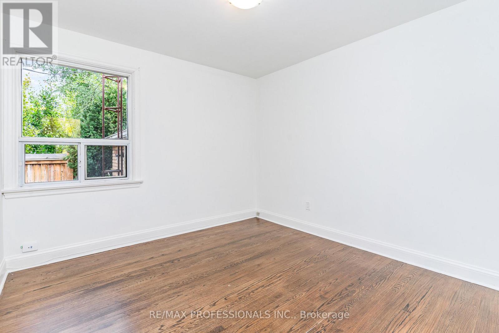 6 Saralou Court, Toronto, Ontario  M9B 2G2 - Photo 16 - W12481451