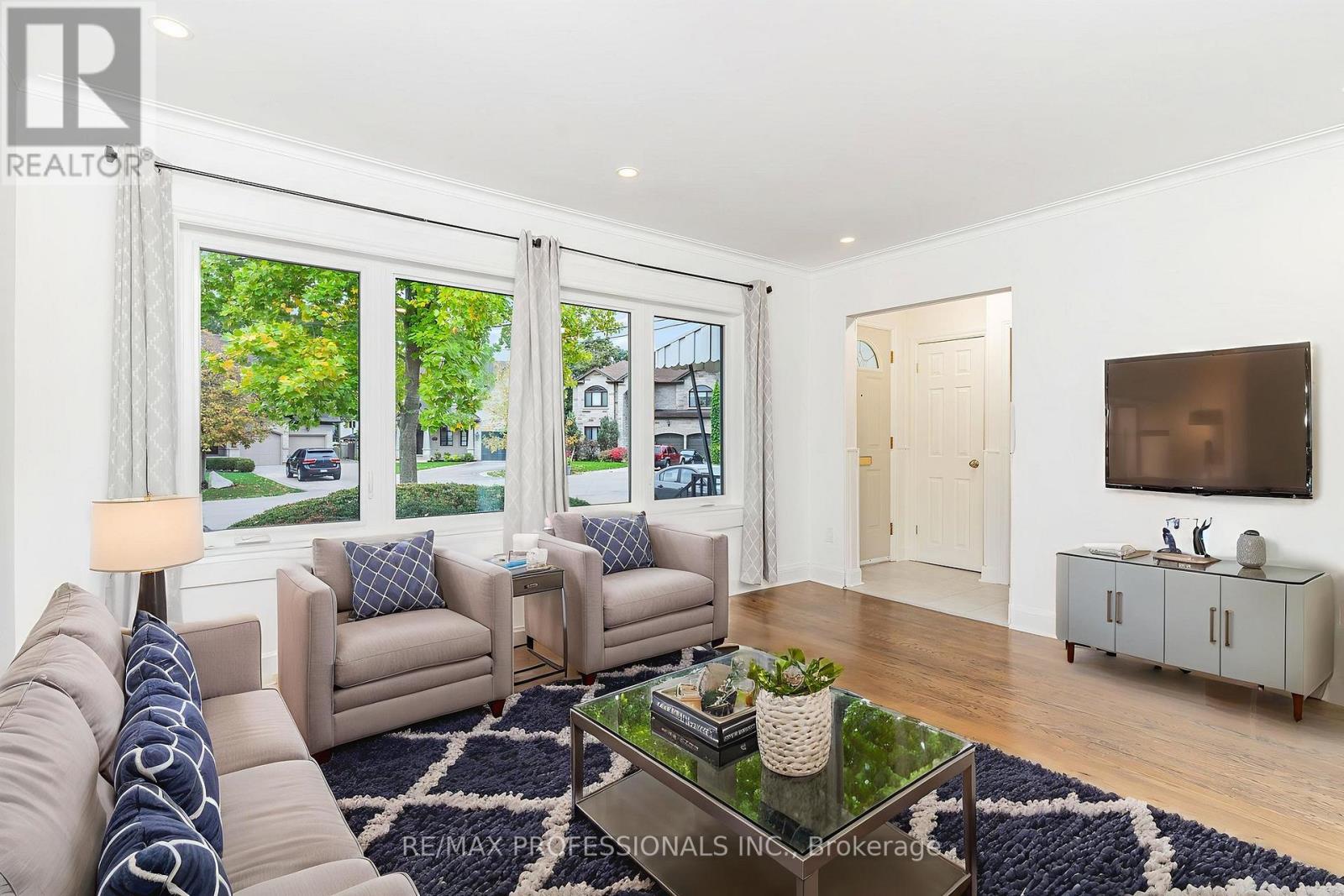 6 Saralou Court, Toronto, Ontario  M9B 2G2 - Photo 2 - W12481451