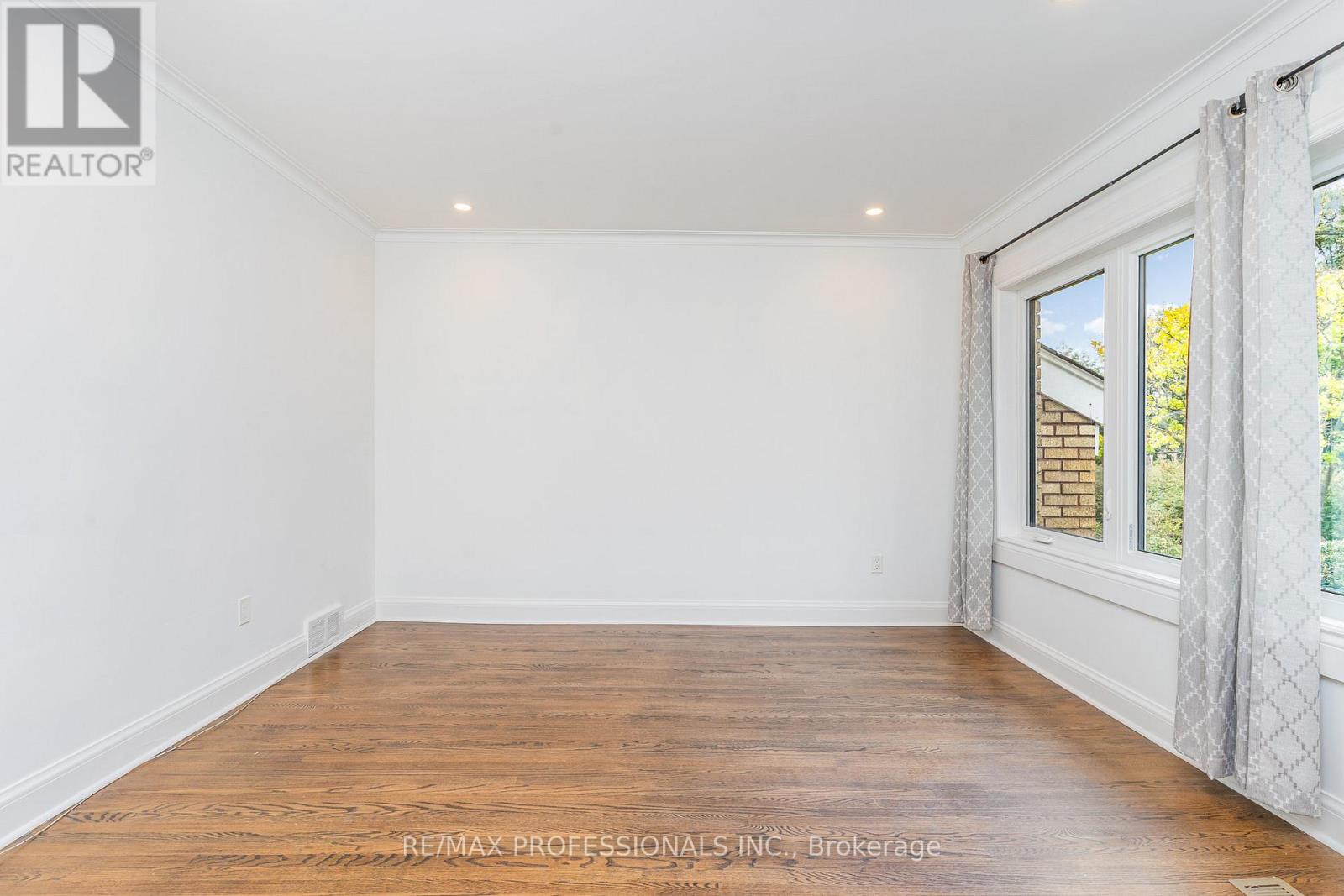 6 Saralou Court, Toronto, Ontario  M9B 2G2 - Photo 3 - W12481451