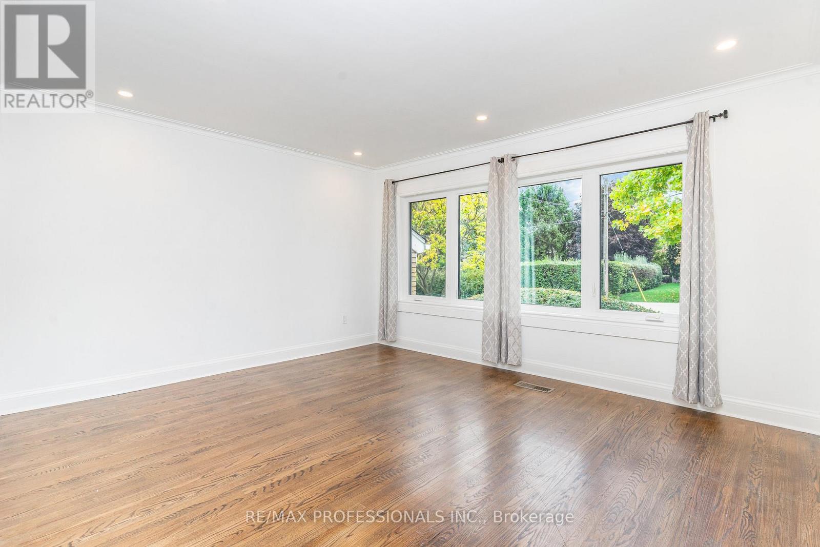 6 Saralou Court, Toronto, Ontario  M9B 2G2 - Photo 4 - W12481451