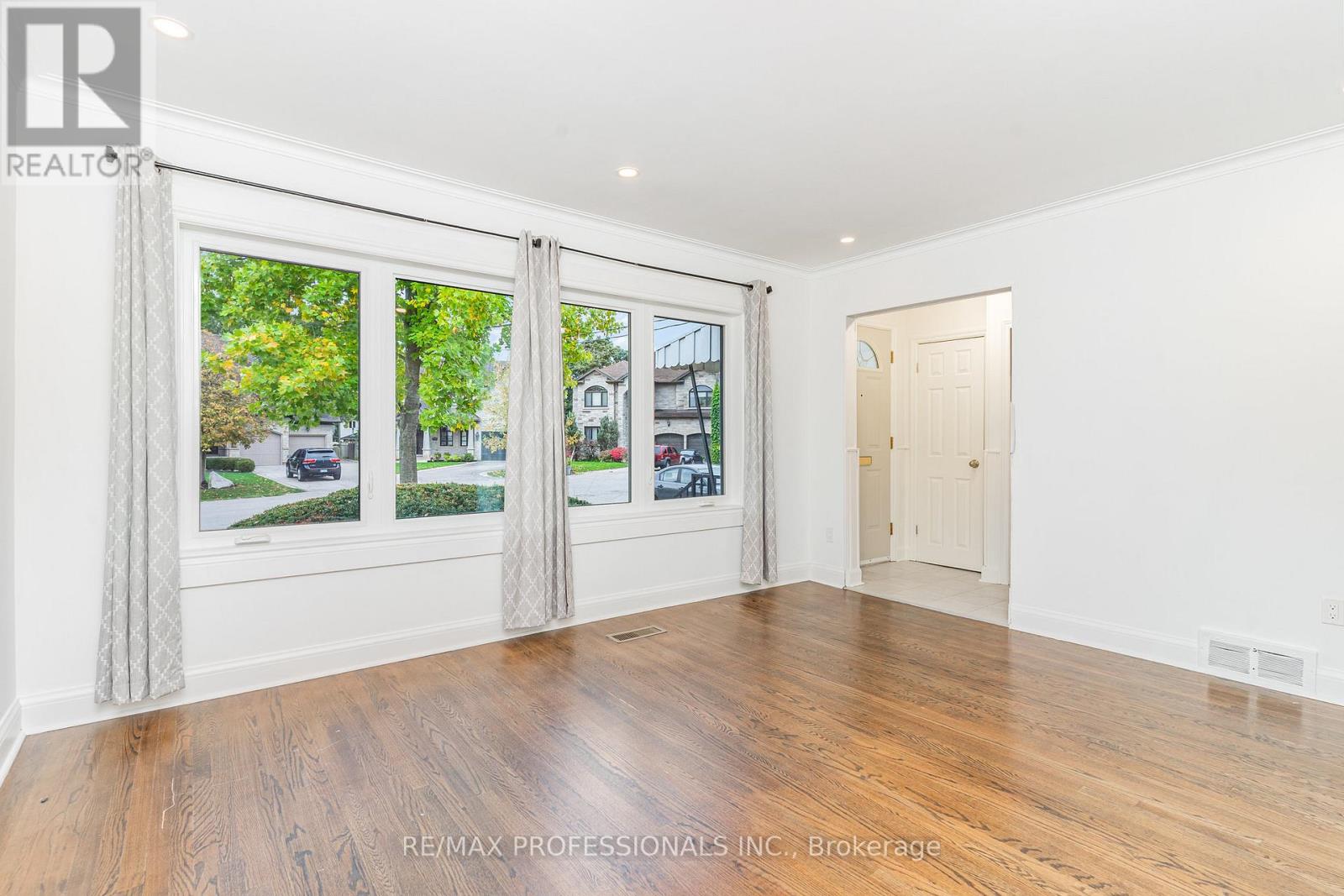 6 Saralou Court, Toronto, Ontario  M9B 2G2 - Photo 5 - W12481451