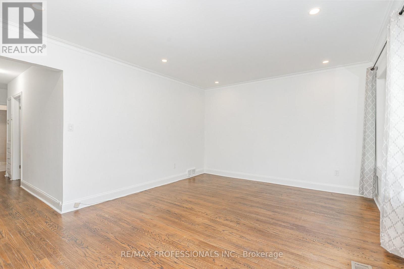 6 Saralou Court, Toronto, Ontario  M9B 2G2 - Photo 6 - W12481451