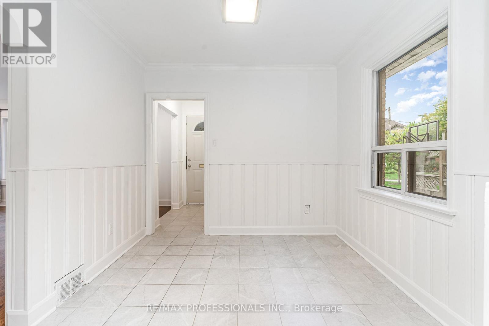 6 Saralou Court, Toronto, Ontario  M9B 2G2 - Photo 7 - W12481451