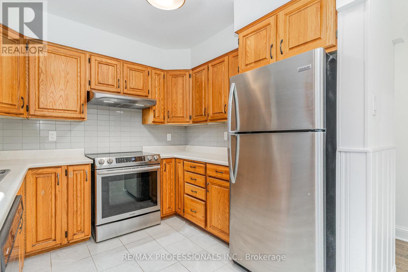 6 Saralou Court, Toronto, Ontario  M9B 2G2 - Photo 8 - W12481451